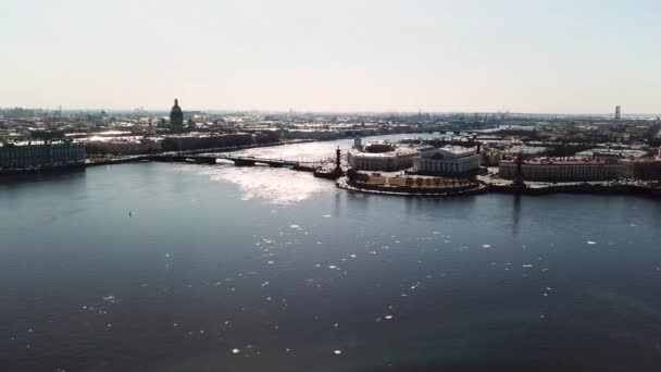 Повітряний захоплюючий краєвид Неви в Санкт-Петербурзі перетинав дивовижні мости на синьому тлі неба, архітектурна концепція. Відеоматеріал. Російське історичне місто. — стокове відео