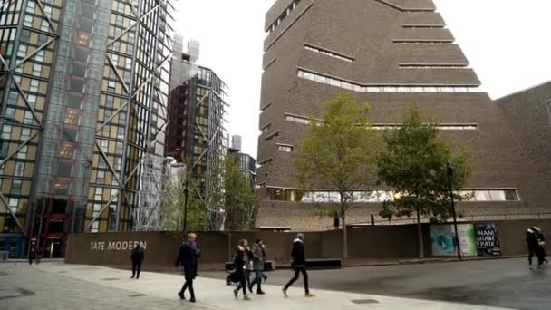 London, Britain-September, 2019: People walk in business district with beautiful modern skyscrapers. Action. Beautiful street landscape in business district with modern architecture skyscrapers — Stock Video