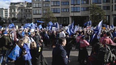 Londra, İngiltere-Eylül 2019: Avrupa Birliği düşmanlarıyla gösteri yapan insanlar. Başla. İnsanlar Brexit 'in iptali ile ilgili siyasi protestolarla yolda yürüyorlar. Eu ve Uk Bayrakları