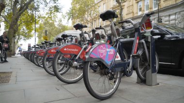 Londra, Birleşik Krallık - Eylül 2019: Londra 'da Bisiklet Otoparkı. Başla. Londra 'da, rıhtımda yürüyen insanlarla bisikletler.