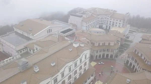 霧の朝に美しい建物とヨーロッパの町の空中。ストック映像だ円の中に建てられた住宅の珍しい建築アンサンブルのトップビュー. — ストック写真