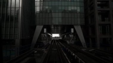 Metropolis 'in iş bölgesinde Skytrain rayları. Başla. Bulutlu havada gökdelenleri olan büyük bir şehirde gökdelen. Gökdelenlerin yanından geçen kasvetli bir atmosfer. Gotham Şehri