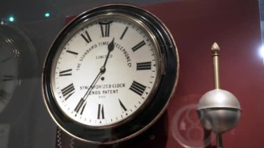 Müzedeki klasik zemin saati. Başla. Müzenin penceresinin arkasında güzel kadranlı eski büyük bir saat var. Antik saatler müzesi
