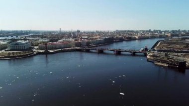 Saint Petersburg 'daki Neva nehrinin nefes kesen havadan manzarası mavi gökyüzü arka planında muhteşem köprüler ve mimari konseptiyle kesişiyor. Stok görüntüleri. Rus tarihi şehri.