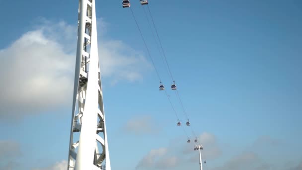 青い空の背景にキャビン付きのモダンなケーブルカー。行動だモダンなキャビンと空の背景に美しいデザインの美しいケーブルカー — ストック動画