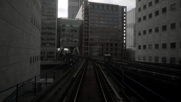 Skytrain voies dans le quartier des affaires de la métropole. L'action. Skytrain dans une grande ville avec des gratte-ciel par temps nuageux. Skytrain passe par des gratte-ciel à l'atmosphère sombre. Gotham ville — Video