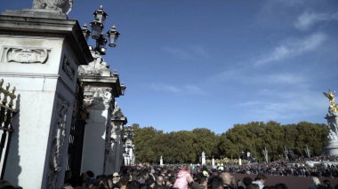 Londra, İngiltere - Ekim 2019: İngiliz Parlamentosu yakınlarında olay. Başla. Londra 'daki hükümet binasının kapısında bir sürü insan var.