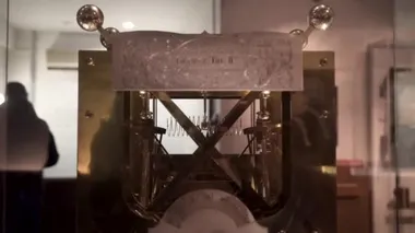 Müzedeki eski çalışma aletleri. Başla. Müze vitrininde pompalı ve numaraları olan eski bir cihaz. Müzede sergilenen güzel eski elektrikli aletler.