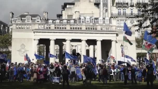 Londra, İngiltere-Eylül 2019: Avrupa Birliği gösterileri ve bayraklarıyla parlamento binasında kalabalık. Başla. Halk, arka planda siyasi gösterilerle grevde. — Stok video