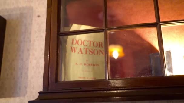 London, Britain-September, 2019: Antiques and exhibits in Museum Windows. 행동. 작은 아파트 건물의 창문 뒤에는 오래 된 물건들이 있습니다. 셜록 홈즈의 이야기를 기리는 박물관 — 비디오