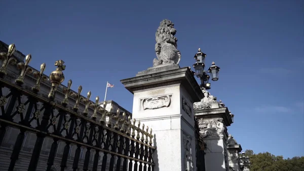 Gates al Parlamento de Inglaterra. Acción. Las viejas puertas del edificio del gobierno de Inglaterra en Londres —  Fotos de Stock