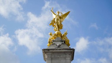 Victoria Memorial, Buckingham Sarayı 'nda mavi bulutların ardında. Başla. Londra Buckingham Sarayı 'nın önündeki Kraliçe Victoria Anıtı