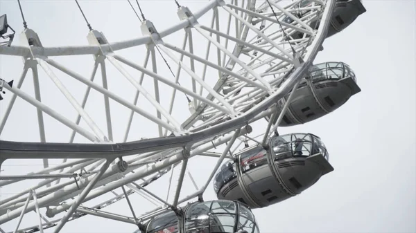 Londres, Inglaterra - octubre de 2019: Cabinas de ruedas grandes. Acción. El London Eye es una noria gigante en el río Támesis. Cabina de la noria en Londres — Foto de Stock