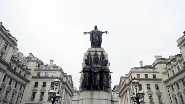 Лондон, Великобритания-сентябрь 2019 года: Памятник со статуями в центре старого европейского города на фоне облачного неба. Начали. Композиционный памятник на фоне старинных домов — стоковое фото