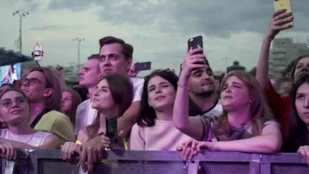 Usa-Washington, 09.08.2019: Youth people enjoy during outdoor music festival, youth and art concept. 行动。 青少年在音乐会上听音乐. — 图库视频影像