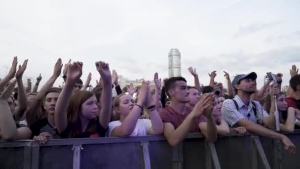 EUA - Washington, 09.08.2019: jovens desfrutando durante o festival de música ao ar livre, conceito de juventude e arte. Acção. Adolescentes ouvem a música no concerto . — Vídeo de Stock
