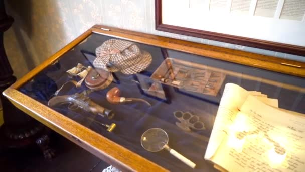 Antiek en tentoonstellingen in Museum Windows. Actie. Vintage dingen achter ramen in klein appartementencomplex. Museum gewijd aan verhalen van Sherlock Holmes — Stockvideo