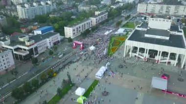 İHA 'dan, maraton koşusuna başlayan kalabalığa hava görüntüsü. - Sanat. Birçok insan maratona katılmadan önce sokakta toplandı..