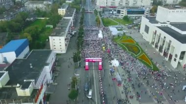 İHA 'dan, maraton koşusuna başlayan kalabalığa hava görüntüsü. - Sanat. Birçok insan maratona katılmadan önce sokakta toplandı..