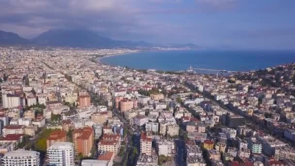 Luchtfoto adembenemend uitzicht op de oceaankust en de stad huizen op bewolkte blauwe lucht achtergrond. Kunst. Verbazingwekkend landschap met de oceaankust en de straten van de stad. — Stockvideo