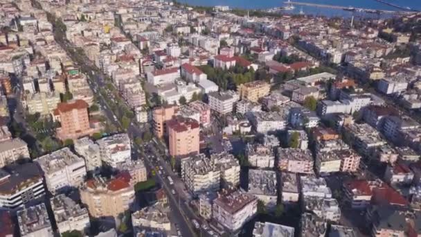 Eine atemberaubende Vogelperspektive auf alanya Stadt, Türkei, Sommerurlaub Konzept. Kunst. Luftaufnahme der schönen Stadt und ihrer Straßen am Meer. — Stockvideo