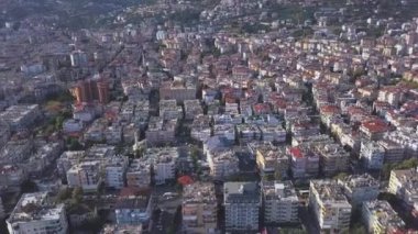 Yaz güneşinin altında güzel bir şehrin havadan görünüşü. - Sanat. Evleri, binaları, sokakları ve ağaçları olan modern şehrin üzerinde uçuyorlar..