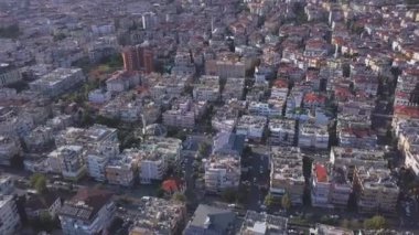 Yaz güneşinin altında güzel bir şehrin havadan görünüşü. - Sanat. Evleri, binaları, sokakları ve ağaçları olan modern şehrin üzerinde uçuyorlar..