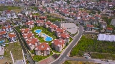 Güney şehrinin caddeleri arasında güzel bir yüzme havuzu olan otel kompleksi, hava manzaralı. - Sanat. Yaz kenti, tatil ve tatil beldesi manzarası nefes kesici..