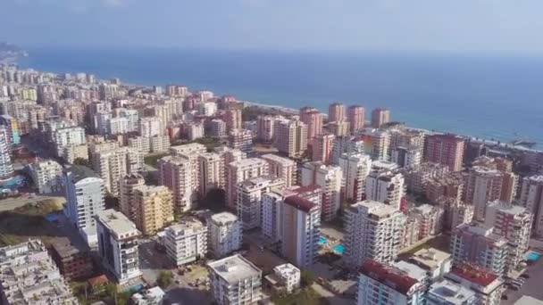 Häpnadsväckande antenn utsikt över sommarstaden ligger vid havet, semester och turism koncept. Konst. Landskap av sommardagen och många byggnader nära blått vatten i havet. — Stockvideo