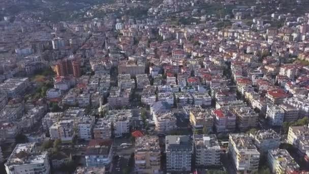 Vista aérea de una hermosa ciudad bajo la luz del sol de verano. Art. Volando sobre la ciudad moderna con casas y edificios, calles y árboles . — Vídeo de stock