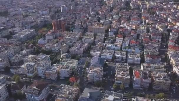 Vista aérea de una hermosa ciudad bajo la luz del sol de verano. Art. Volando sobre la ciudad moderna con casas y edificios, calles y árboles . — Vídeo de stock