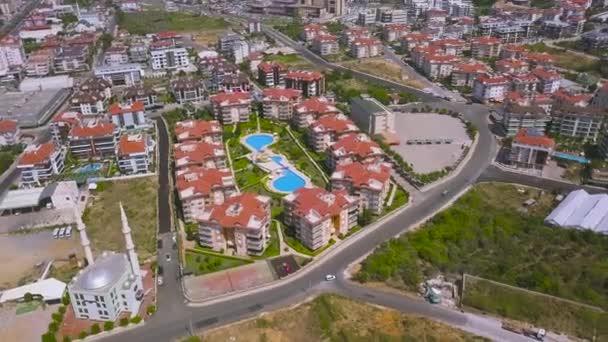 O complexo hoteleiro com uma bela piscina entre a rua no sul da cidade, vista aérea. Arte. Vista deslumbrante da cidade de verão, férias e conceito de resort . — Vídeo de Stock