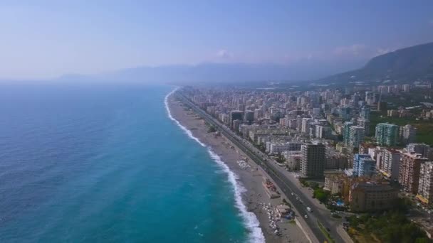 Brasil, vista aérea, volar sobre la impresionante playa de arena y en un día de verano, el turismo y el concepto de vacaciones. Art. Increíble ciudad costera cerca del océano . — Vídeos de Stock