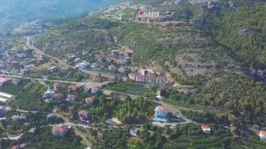 Antalya ilinin güneşli Alanya havası, Türkiye. - Sanat. İtaat güvertesi Alanya 'yı seviyorum yeşil bir dağ yamacında, turizm ve yaz tatilinde.