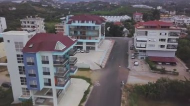 İtalya 'nın küçük bir kasabası ve caddeleri üzerinde çok güzel evleri olan etkileyici bir uçuş. - Sanat. Güney kasabası yeşil bitki örtüsü ve dağlarla çevrili..