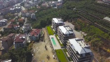 Dağlık bölgedeki küçük otelin havadan görünüşü, tatil ve yaz tatili konsepti. - Sanat. Yüzme havuzlu otel, tarım arazileriyle çevrili..