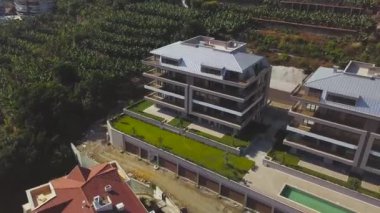 Dağlık bölgedeki küçük otelin havadan görünüşü, tatil ve yaz tatili konsepti. - Sanat. Yüzme havuzlu otel, tarım arazileriyle çevrili..