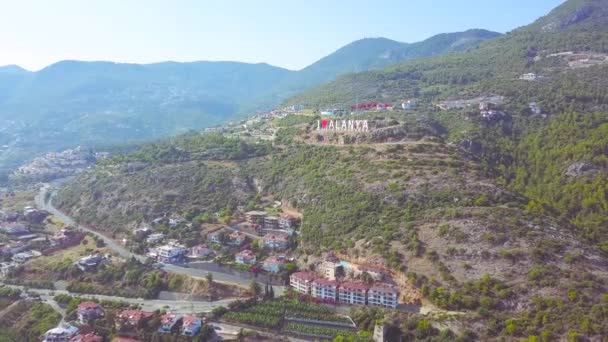 Aereo della soleggiata Alanya nella provincia di Antalya, Turchia. Art. Ponte di osservazione Amo Alanya su un pendio verde di montagna, turismo e vacanze estive . — Video Stock