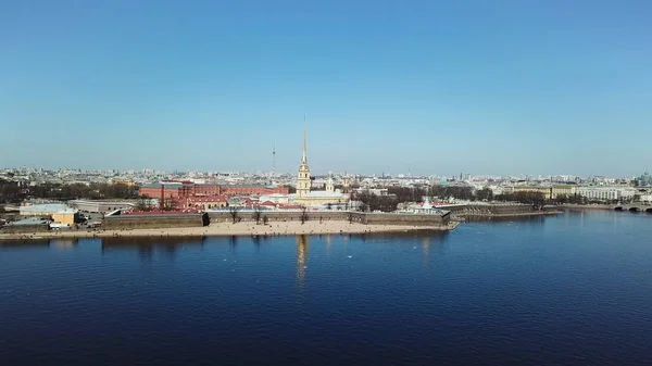 Ρωσία, Αγία Πετρούπολη, εναέρια άποψη του Πέτρου και Παύλου Φρούριο, ηλιόλουστο καιρό, σύννεφα, cityscape, και μπλε νερά του ποταμού Neva. Στικ. Τουριστική ιδέα, καταπληκτικό αρχιτεκτονικό σύνολο. — Φωτογραφία Αρχείου