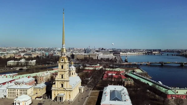 Szentpétervár, Oroszország, panorámás kilátás a Petropavlovszkaja erődre és a Neva folyóra. Készletfelvétel. Vasziljevszkij-sziget, Szentpétervár hídjai, utazás orosz városba. — Stock Fotó