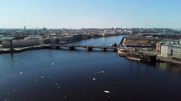 Paesaggio mozzafiato aerea del fiume Neva a San Pietroburgo attraversato da ponti incredibili su sfondo cielo blu, concetto di architettura. Filmati delle scorte. Città storica russa . — Foto Stock