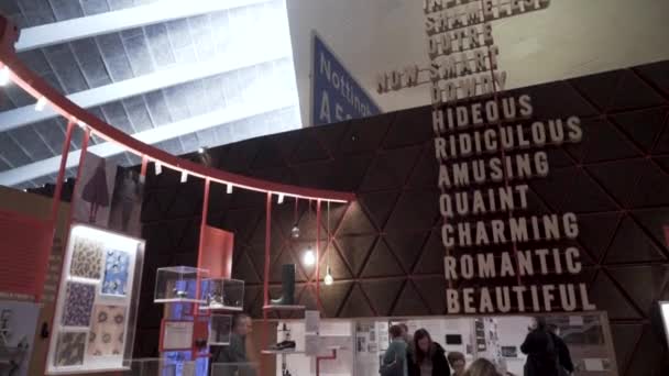 Chicago, EUA - 11.12.2019: Interior do design moderno do Museu de Arte Moderna e visitantes ambulantes. Acção. Adjetivos positivos colocados na parede do museu . — Vídeo de Stock