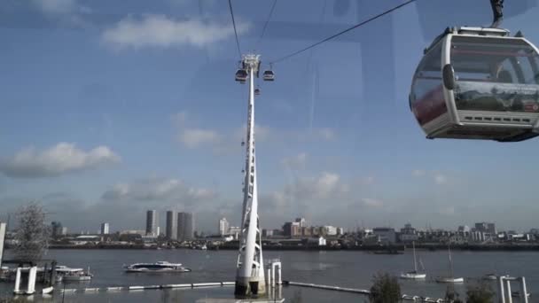 Bir yaz günü Londra 'daki Thames nehrinin üzerinden teleferik görüntüsü. Başla. Füniküler kabinden nefes kesici bir şehir manzarası ve içinde insanların yansıması var.. — Stok video