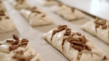 Lezzetli hamur işleri pişiriyorum. Stok görüntüleri. Puf böreğinden yapılmış tatlı bir tatlı. Ev yemeği tarifi, dolma ile pişirme.