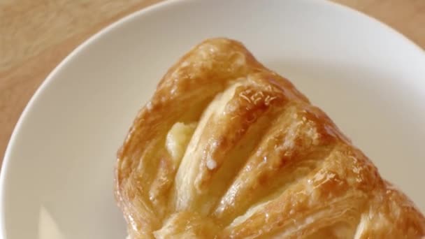 Pastelaria apetitosa na padaria de perto. Imagens de stock. Deliciosos doces caseiros — Vídeo de Stock