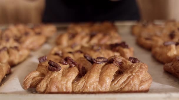 Cozinhar deliciosos doces. Imagens de stock. Uma sobremesa doce feita de pastelaria folhada. Cozinha caseira receita assar com recheio — Vídeo de Stock