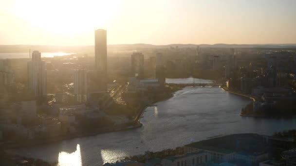 Vista de la ciudad moderna en los rayos del sol poniente. Imágenes de archivo. Vistas espectaculares de la ciudad bajo el sol de verano — Vídeo de stock