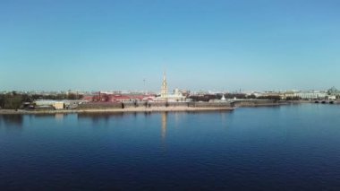 Rusya, Saint-Petersburg, Peter ve Paul Kalesi 'nin havadan görünüşü, güneşli hava, bulutlar, şehir manzarası ve Neva Nehri' nin mavi suyu. Stok görüntüleri. Turizm konsepti, inanılmaz mimari topluluklar..
