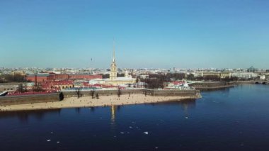 Rusya, Saint-Petersburg, Peter ve Paul Kalesi 'nin havadan görünüşü, güneşli hava, bulutlar, şehir manzarası ve Neva Nehri' nin mavi suyu. Stok görüntüleri. Turizm konsepti, inanılmaz mimari topluluklar..