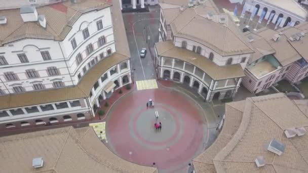 Aérea de la ciudad europea con hermosos edificios en la mañana brumosa. Imágenes de archivo. Vista superior de conjunto arquitectónico inusual de casas construidas en un círculo . — Vídeos de Stock